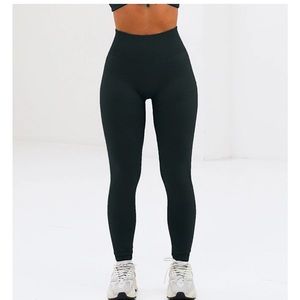 Women's lazuli label scrunch leggings - sold out on website!!
